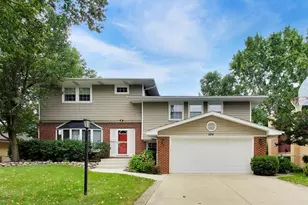 1914 N Burke Dr, Arlington Heights, IL 60004 - Photo 1