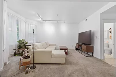2135 W Barry Avenue, Chicago, IL 60618 - Photo 4