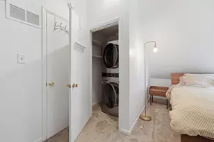 2135 W Barry Ave, Chicago, IL 60618 - Photo 12