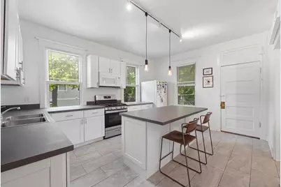2135 W Barry Avenue, Chicago, IL 60618 - Photo 6