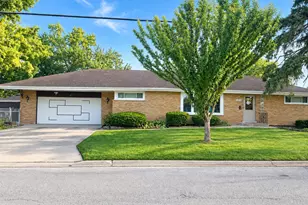 201 S Yale Ave, Addison, IL 60101 - Photo 1
