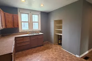 110 W Webb St, Carmi, IL 62821 - Photo 2