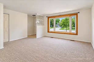 319 Kemah Ln, Schaumburg, IL 60193 - Photo 2