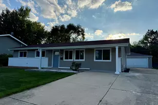 1420 Cooper Rd, Hoffman Estates, IL 60169 - Photo 4