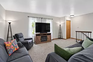 1534 Timberwood Ct, Sycamore, IL 60178 - Photo 2