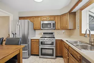 10 Canterbury Ct, Streamwood, IL 60107 - Photo 8