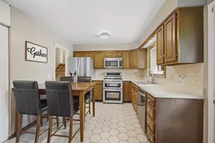 10 Canterbury Ct, Streamwood, IL 60107 - Photo 10