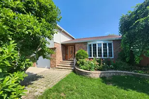 12 Mill Pond Dr, Glendale Heights, IL 60139 - Photo 2