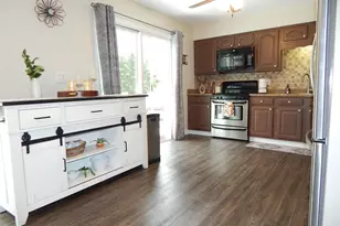 902 Garden Cir, Streamwood, IL 60107 - Photo 6