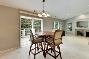 577 Harvey Lake Dr, Vernon Hills, IL 60061 - Photo 6