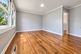 63 Sparrow Rd, Carpentersville, IL 60110 - Photo 2