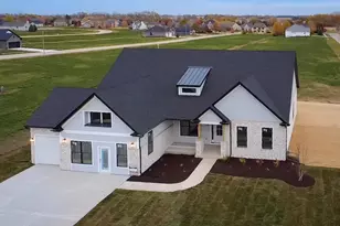 656 Zagreb Ave, Sycamore, IL 60178 - Photo 2