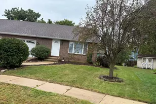 17 Pine Ct, South Elgin, IL 60177 - Photo 2