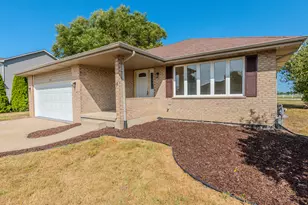 411 Shamrock Ln, Manteno, IL 60950 - Photo 2