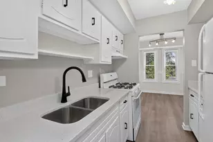 2212 Country Club Dr, Woodridge, IL 60517 - Photo 8