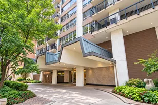 201 E Chestnut St, Chicago, IL 60611 - Photo 1