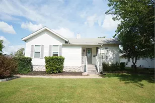 609 W 3rd St, Sandwich, IL 60548 - Photo 1