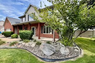 126 Parkside Ct, Oglesby, IL 61348 - Photo 2