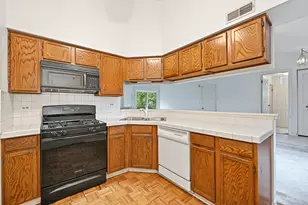 372 Sandhurst Cir, Glen Ellyn, IL 60137 - Photo 6