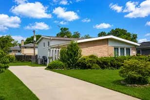 54 Fernwood Dr, Glenview, IL 60025 - Photo 2