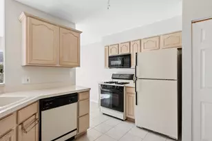 1121 E Danbury Dr, Cary, IL 60013 - Photo 6