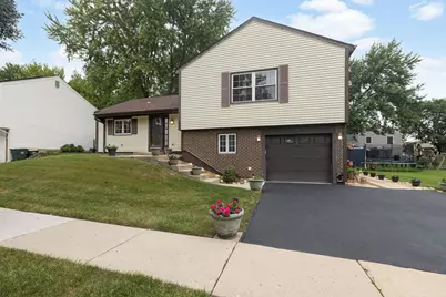 137 Sherman Court, Bartlett, IL 60103 - Photo 2