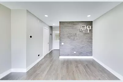 227 E Shag Bark Lane, Streamwood, IL 60107 - Photo 4
