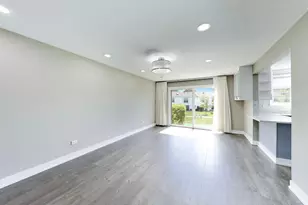 227 E Shag Bark Ln, Streamwood, IL 60107 - Photo 2