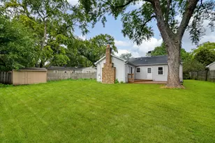 828 Valley Ln, Geneva, IL 60134 - Photo 10