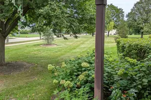 199 Lawn Ct, Buffalo Grove, IL 60089 - Photo 2