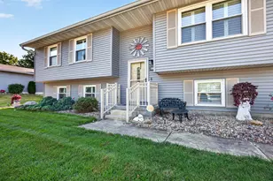 2024 Woodhavens Dr, Bloomington, IL 61701 - Photo 2