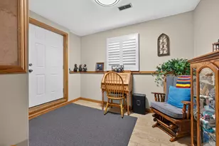 2024 Woodhavens Dr, Bloomington, IL 61701 - Photo 18