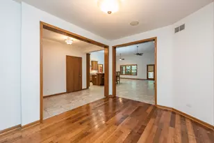 3748 Creekside Ct, Winthrop Harbor, IL 60096 - Photo 8