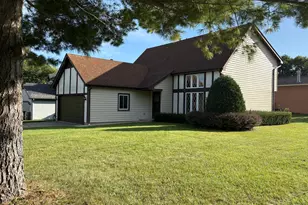 122 N Creekside Trail, McHenry, IL 60050 - Photo 1