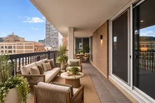 201 E Chestnut St, Chicago, IL 60611 - Photo 4