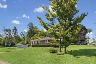 1010 Laursen Ct, Antioch, IL 60002 - Photo 2