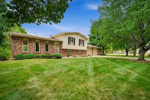 8 Hawthorne Dr, Oswego, IL 60543 - Photo 2