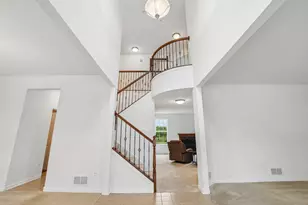 586 Wexford Dr, Elgin, IL 60124 - Photo 4