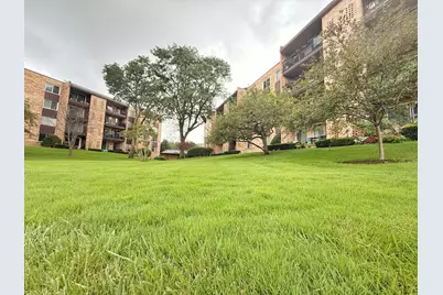 502 W Huntington Commons Road #438, Mount Prospect, IL 60056 - Photo 2
