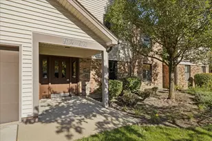 912 Stradford Cir, Buffalo Grove, IL 60089 - Photo 1