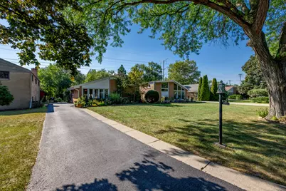 6542 N Kenneth Avenue, Lincolnwood, IL 60712 - Photo 2