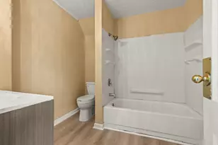 1035 Benton St, Rockford, IL 61107 - Photo 6