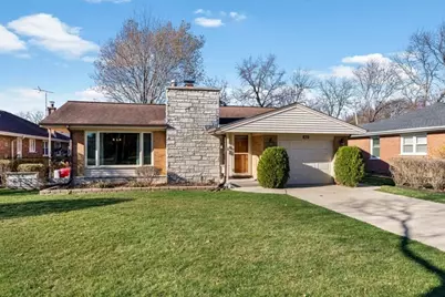 402 S Na Wa Ta Avenue, Mount Prospect, IL 60056 - Photo 1
