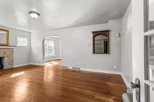 913 W Charles St, Champaign, IL 61821 - Photo 6