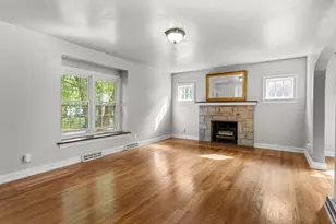 913 W Charles St, Champaign, IL 61821 - Photo 8