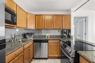 525 W Hawthorne Pl, Chicago, IL 60657 - Photo 10