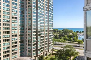525 W Hawthorne Pl, Chicago, IL 60657 - Photo 22