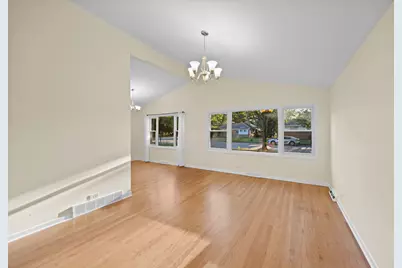 9752 Tripp Avenue, Skokie, IL 60076 - Photo 4