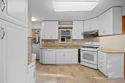 9752 Tripp Avenue, Skokie, IL 60076 - Photo 8