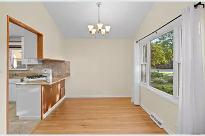 9752 Tripp Avenue, Skokie, IL 60076 - Photo 6